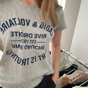 Zadig & Voltaire t-shirt - Säljer denna så fina och nästintill oanvända Zadig Voltaire t-shirt. Köpt på deras egna hemsida för ca 900kr och säljer för 299kr.(Budgivning vid fler intresserade)💕