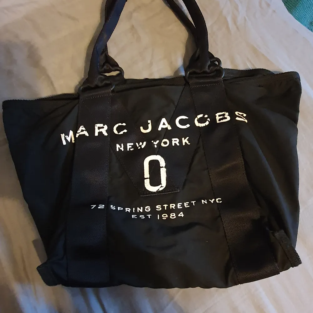 Väska I nyskick från marc jacobs.  Väskan är rymlig.  . Väskor.