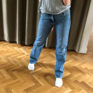 Lågmidjade Zara jeans - Säljer nu dessa mid rise jeans ifrån zara⭐️alldeles nya, endast testade men säljer då dom var för små för mig😎min kompis på bilden (då dom ej passade mig), hon är cirka 166cm💞kan mötas upp i Danderyd eller frakta, du står för 66kr frakt📦
