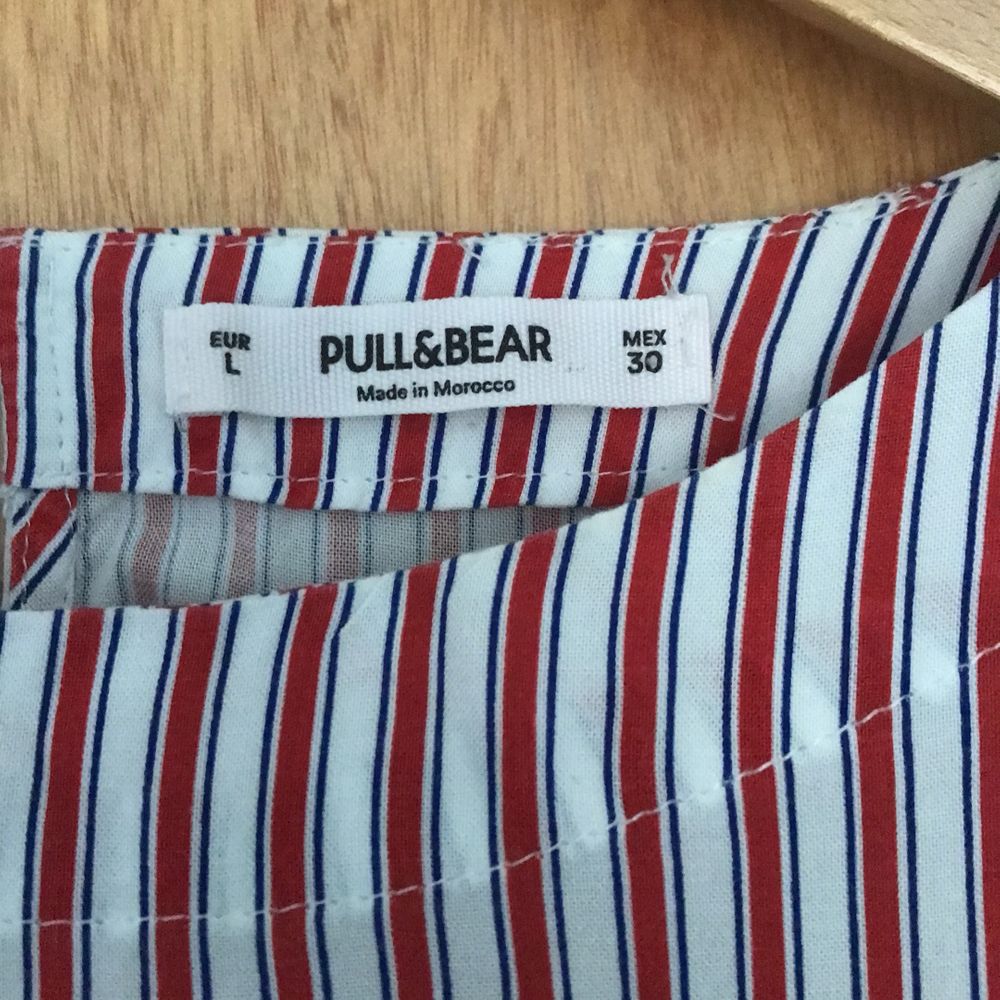 En randig långärmad topp från PULL&BEAR i färgerna vit och röd. Tröjan är i storlek L men jag skulle säga att den är lite mindre än så, kanske mer som M. Den är köpt för några år sedan men endast använt ett fåtal gånger så den är i bra skick. Hör av er frågor eller intresse!!😄 . Toppar.
