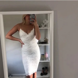 Studentklänning  - Säljer denna oanvända studentklänning från Nelly i storlek XS. Köpt för 400 