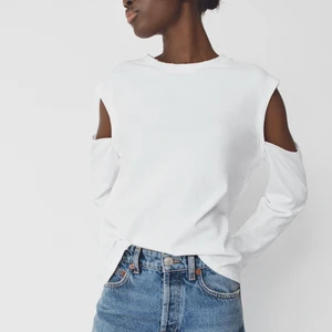 Cool tröja med detaljer - Säljer min skit snygga tröja från zara då jag köpte fel storlek. Den är alltså helt oanvänd och kan skicka fler bilder privat vid intresse💞