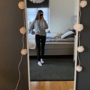 Nike PRO tights  - Säljer dessa Nike PRO tights för att jag inte använder dem längre, har bara använt dem ett fåtal gånger så det är i topp skick! Inköps priset var 430 kr men jag säljer dem för 300 kr! Den sista bilden är min kamera lins ingen fläck eller annat. Frakt tillkommer, har fler bilder vid intresse!💕