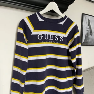 GUESS sweatshirt - En äkta guess sweatshirt köpt här på plick för 300kr. Väldigt snygg och unik men inte riktigt min stil så testar att sälja! Storlek XS och passar mig som är 168 cm! Hör av dig för mer bilder. 