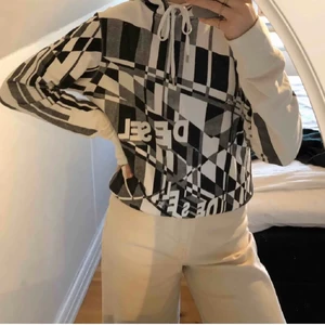 Disel hoodie😎 - Riktigt snygg disel hoodie, har ALLDELES för mycket kläder därför jag säljer, köparen står för frakt, knappt använd