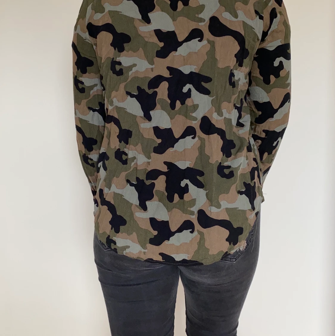 Skjorta med camouflagemönster - 91