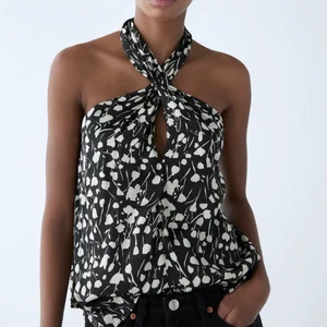 Zara topp - Säljer denna AS snygga toppen från zara, är fler instresserade blir de budgivning😃💕💕 alternativt om någon har den i S/M och skulle vilja byta😃😃 köp direkt för 300😆