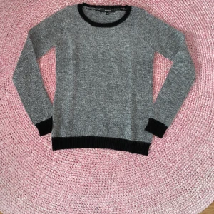 Tunn tröja - Tunn stickad tröja med en mini-rosett på baksidan. Storlek XS. Aldrig använd.