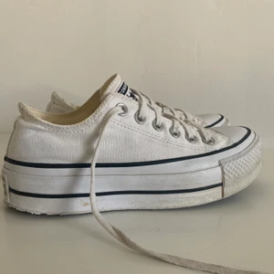 Coverse låga skor - Låga converse skor. Använda (syns på bilden) men inget utanför. Fina och säljes endast för att de är försmå. Buda från 150 kr och uppåt.