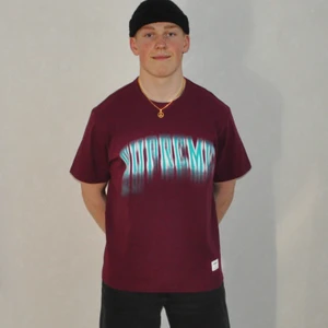 Supreme Tee ss21 - Helt ny Supreme t-shirt använd en gång för att ta bilderna, riktigt tjock kvalitet och bra passform. Modellen är L tröjan är 100% äkta kvitto fins 