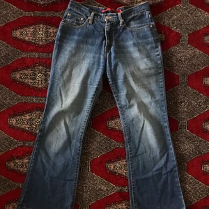 lågmidjade bootcut y2k - Ett par lågmidjade/mid rise jeans med bootcut! Äkta y2k! Dragkedja och knapp. Märkta som storlek 29, passar en storlek M(36/38) Skriv för fler bilder/mått! Allt så bort på min sida pga flytt! Priser går att diskutera! :) 