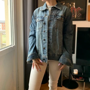 JEANS JACKA 👖 - Modellen är xs