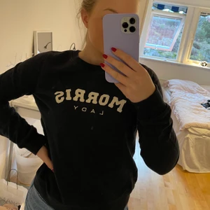 Morris tröja - En mörkblå Morris sweatshirt, är i nyskick då den knappt är använd. Köparen står för frakten. 