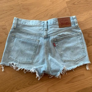 Levi’s shorts 501 - Ett par ljusblåa jeansshorts från Levi’s. Modell 501. Storlek 26 i midjan. Dom är aldrig använda pga för små. Köpare står för frakt 