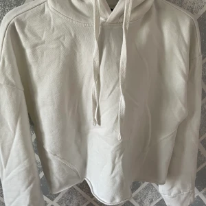 Vit kroppad hoodie, stor luva - Knappt använd då jag inte gillar modellen (kroppad)