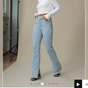 Jeans med slit - Hanna schönberg X nakd jeans. Storlek 36. Knappt använda.
