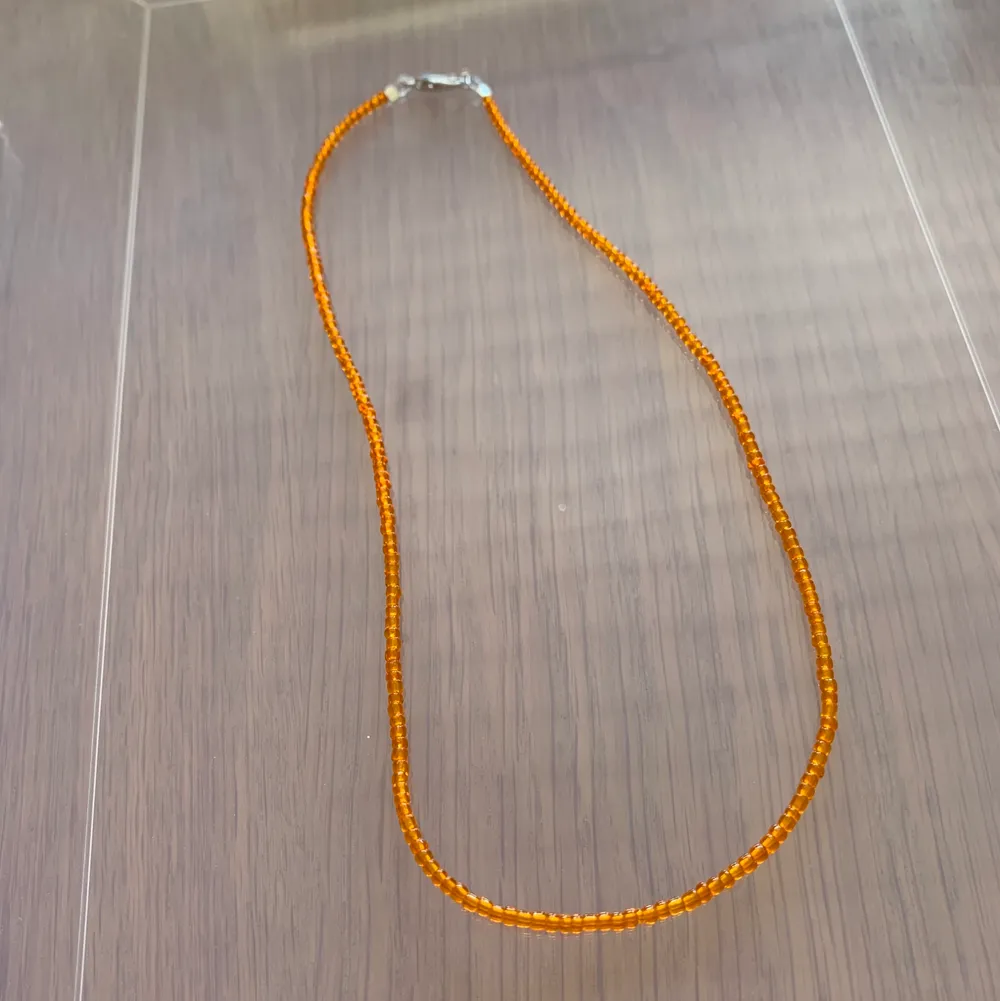 Oranget pärlhalsband med små pärlor 🧡💫🥺 49kr + 13kr frakt . Accessoarer.