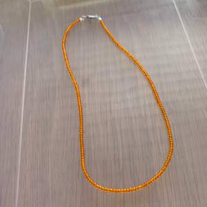 Oranget pärlhalsband med små pärlor 🧡💫🥺 49kr + 13kr frakt 