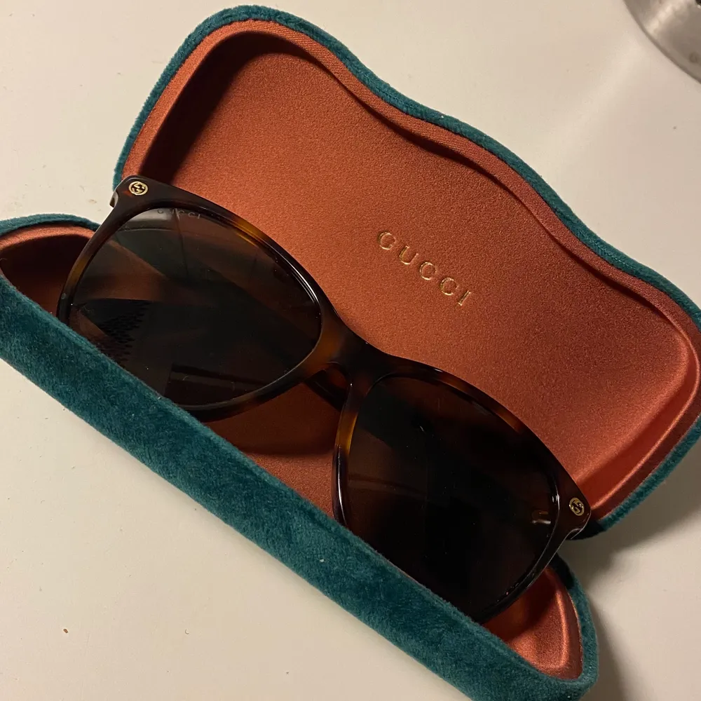 säljer nu mina Gucci solglasögon, köpte dom för 2300kr. Dom är knappast använda så väldigt fin kvalite . Övrigt.