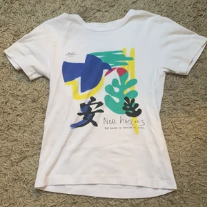 Croppad t-shirt - En super söt något croppad t-shirt från Urban Outfittets! 