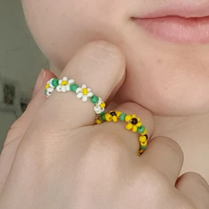 Blomringar - 🌻Egengjorda pärlringar med blommönster. Bestäm färger och storlek i cm. 1 för 20 eller 2 för 30🌻 Armband med lås 50kr. Frakt 12kr