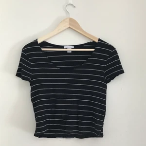 Randig croppad t-shirt - Superfin och skön svart tshirt med smala vita ränder.