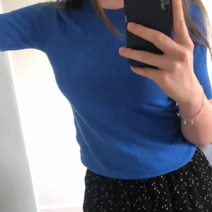 Blå stickad t-shirt - Blå stickad t shirt från Zara med knappar i ryggen. Använd fåtal gånger och är i bra skick. Säljer pga att den inte kommer till användning. 