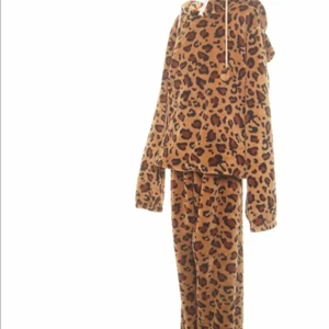 Grymt mjukisset - Grymt leopard mjukisset med huva med söta öron! Fleece. Lite sliten (se bild), men ser bra ut ändå. 