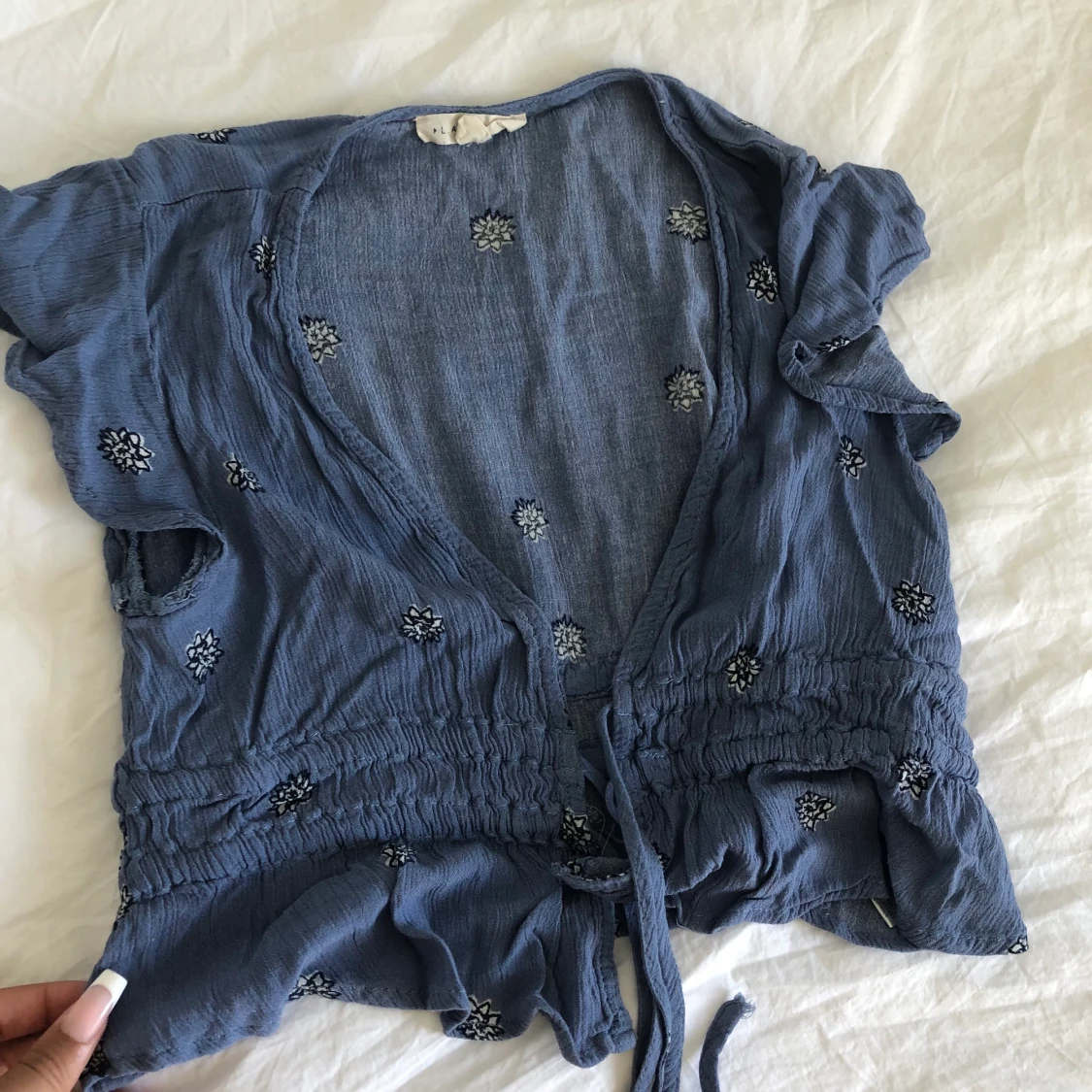 Världens sötaste blus med knyt detaljer  - 90