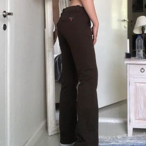 Snygga bruna Y2K byxor - Bruna byxor från märket Broadway i storlek 36/S, men är i min åsikt mera mot storlek XS. Buntarna blir aningen bredare nedtill och på den ena fickan finns det några blommor broderat. Säljer då de för mig är för små. Fråga ifall du undrar över något eller vill ha flera bilder. Köparen står för frakt.🥰