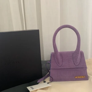 Jacquemus väska . - Jacquemus le chiquito moyen väska i härlig lila färg! Köpt på Nathalie schuterman för ett halvår sedan. Den är använd ca 5 ggr och säljes för 3500kr (nypris ca 5500kr) Låda, dustbag och tagg medföljer!