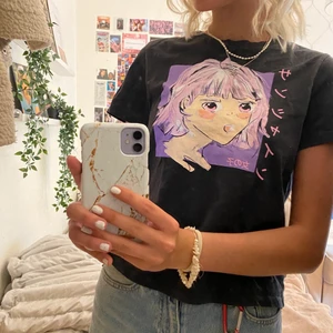 Snygg anime tröja  - Jätte söt tröja köpt på hm, den är i mycket bra skick! Går att stylea enkelt och snyggt (bild 2). Säljer pga att jag inte får användning för den längre!💖