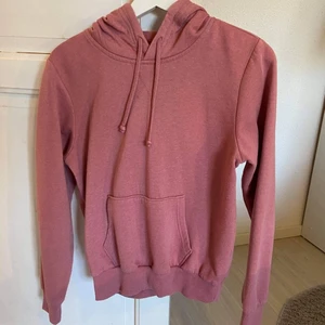 Hoodie - Säljes pågrund av att den inte kommer till användning. I väldigt bra skick och finns inga skavanker på den. Storlek Xs men skulle kunna passa större också.💗