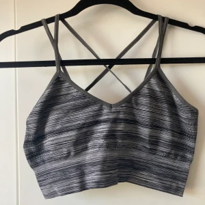 Grå sporttopp - Snygg och bekväm topp både att träna i och att ha i vardagligt bruk. Passar tyvärr inte mig längre