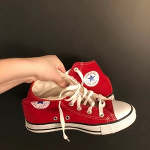 röda converse - Säljer mina super fina röda converse, dom är använda nedfart 1 gång så dom är som nya!!❤️❤️ skorna är i storlek 37
