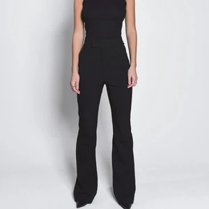 Kostymbyxor ifrån LXA - Svarta kostymbyxor ifrån LXA Linn Ahlborg i storlek M. Har aldrig använt dem och de är helt i nyskick. Byxorna är väldigt långa i benen och passar mig bra som är 169. Säljer pga lite för stora för mig i midjan, men annars är dem supersnygga!köparen avstår för frakten 66kr, Nypriset är 899 kr