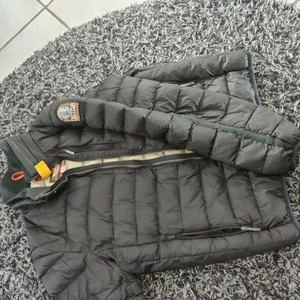 Parajumper - En Parajumper i storlek L men den sitter verkligen inte stort jag är 170 och den passar mig väldigt bra, den är i bra skick nått litet här och där men ingen stort fel. Kan frakta den