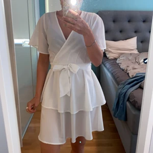 Sommar/studentklänning - Säljer denna super fina klänning!! Använd en gång och jätte bra kvalite:) Stolek S