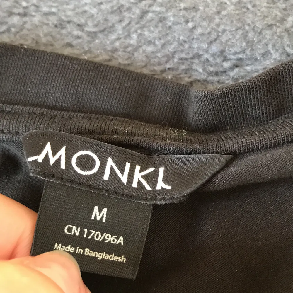 En fin tröja från monki då jag säljer den eftersom den är för kort på mig. Jag har andvänd den 2 ggr men är i nyskick. Vid frågor eller fler bilder, kontakta gärna mig. 🤍. Toppar.
