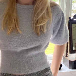 Snygg topp ufrån Zara! - Säljer denna topp som är fluffig ifrån Zara! 