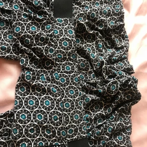 Byxor  - Mönstrade byxor , storlek 34, men går inte till användning längre. Finns även en slags gummi grej på sidorna som gör det streshigt. 