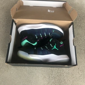 Jordan Jumpman 2020 (Gs) - Skorna är i huvudsak svarta gröna och blå