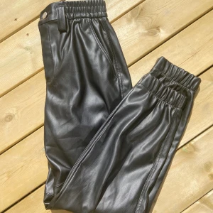 Pösiga skinnbyxor 🖤 - Helt oanvända skinnbyxor med prislappen kvar. Köpta i London (Bershka) 2020. Storlek M men jag skulle definitivt säga mer S. 