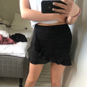 Volangkjol - Svart söt volangkjol ifrån Nelly. Säljer så den är lite kort på mig som är 167. Går lätt att matcha då den passar till allt. Kom privat om ni är intresserade eller har frågor.💕💕💕