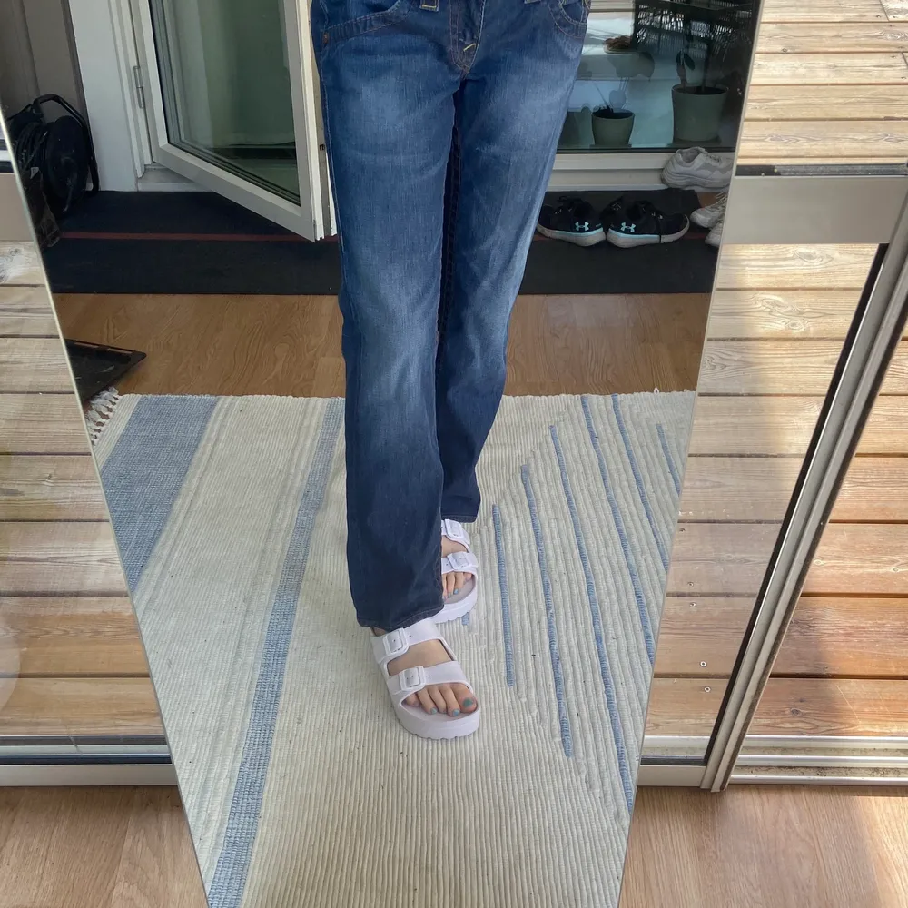 Jättefina, lågmidjade true religion jeans som jag tyvärr inte använder. Storlek 28! Köpare står för frakt💖. Jeans & Byxor.