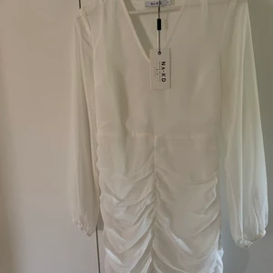 Vit student/skolavslutnings klänning - Vit student eller skolavslutnings klänning med fina detaljer. I storlek 36 och helt oanvänd.