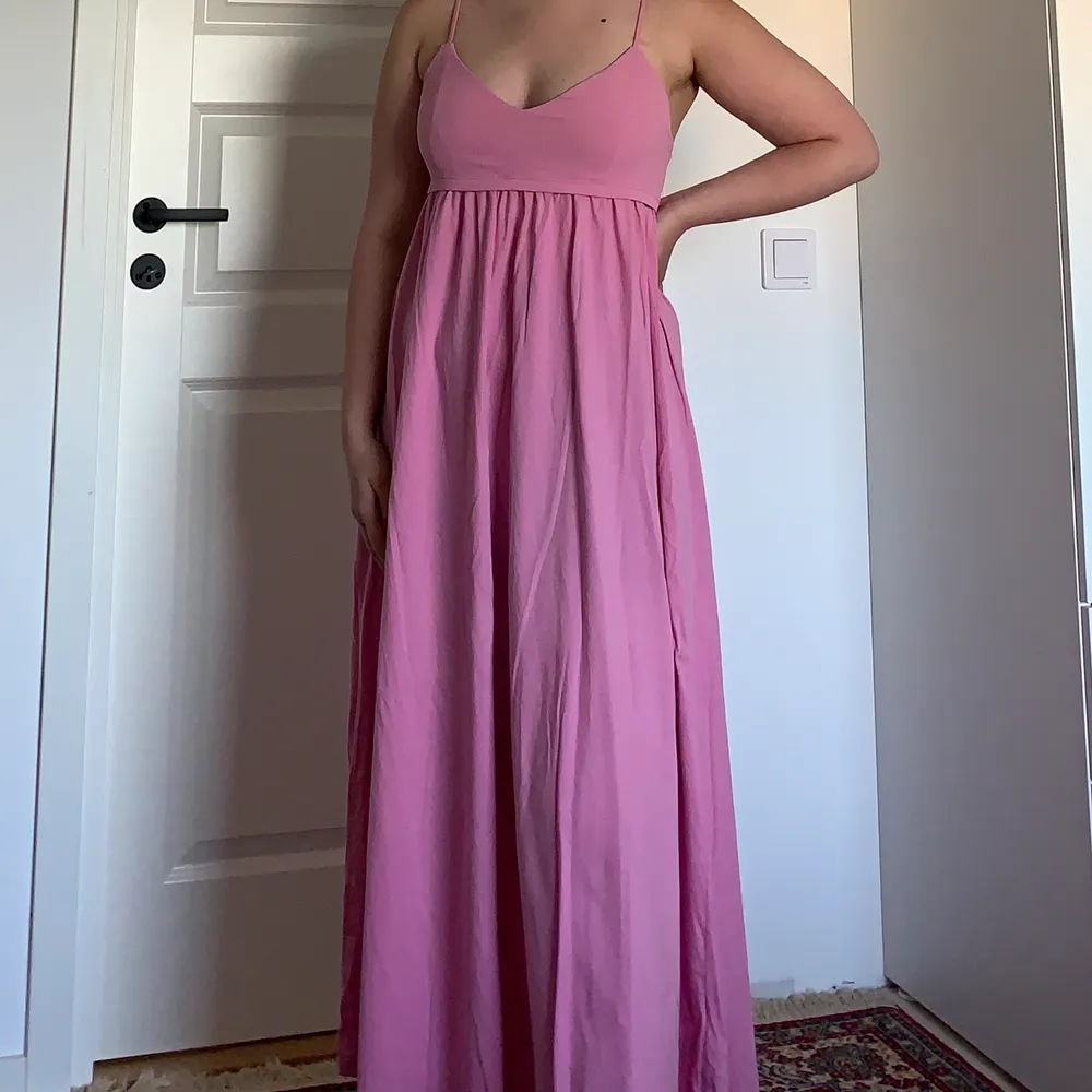 Hej! Säljer denna super fina rosa klänningen köpt från Zara i Storlek M, (hann tyvärr inte stryka den) därför lite skrynklig 💞. Klänningar.