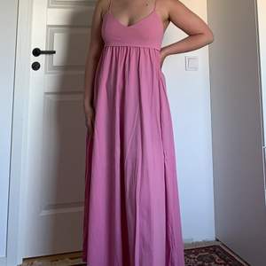 Hej! Säljer denna super fina rosa klänningen köpt från Zara i Storlek M, (hann tyvärr inte stryka den) därför lite skrynklig 💞
