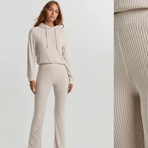 Mjukisbyxor från ginatricot - Stina rib trousers från ginatricot. Helt nya och oanvända, storlek XS. Ribbstickade mjukisbyxor med en normal passform. Byxorna är beigea och har raka ben. De har en mjuk resår i midjan.