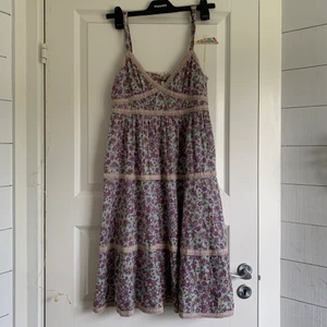 Söt klänning från free people!  - Jättegullig boho/y2k klänning från Free People. Köpt på secondhand, visade sig vara för liten. Storlek 6. Dragkedja på sidan + snören att knyta i midjan. Kan mötas upp i Falun med omnejd! DM för mer info/bilder <3 Pris kan diskuteras